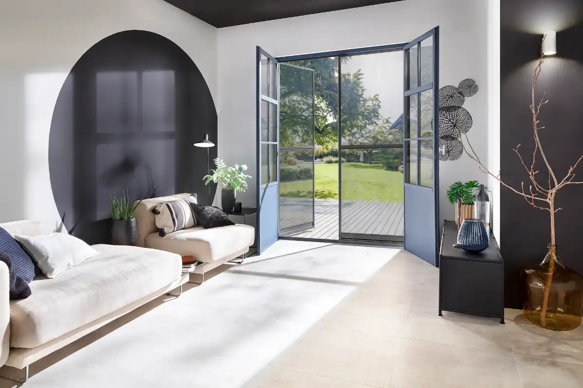 Wohnzimmer mit Gartenzugang durch große Glastüren mit Insektenschutz Modernes Wohnzimmer mit offenem Zugang zum Garten