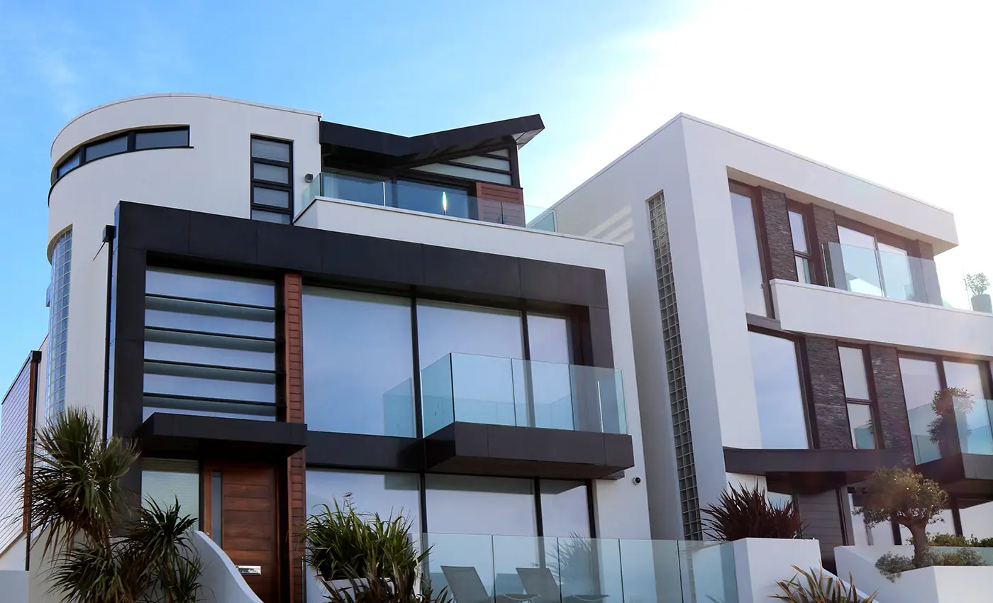 Holzfenster an weißem Haus in Ditzingen