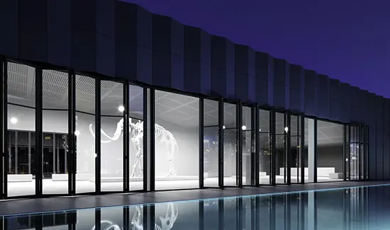 Hell erleuchteter Ausstellungssraum in den man durch eine Glas-Fenster-Front hineinsehen kann.