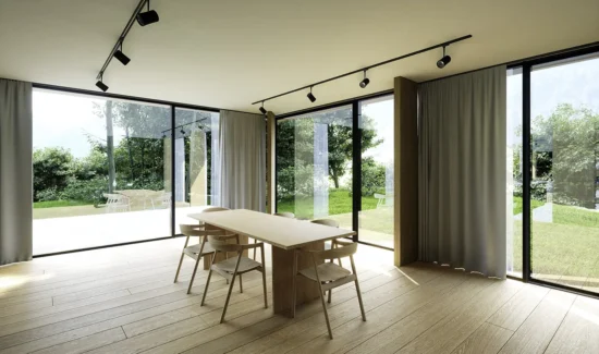 Esszimmer mit 3 deckenhohen Schiebefenstern, durch die man in den grünen Garten blicken kann.